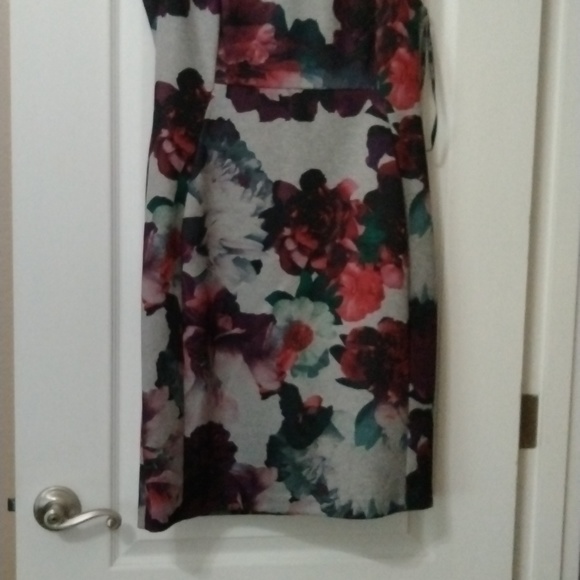 Formal knee length dress - Picture 2 of 3